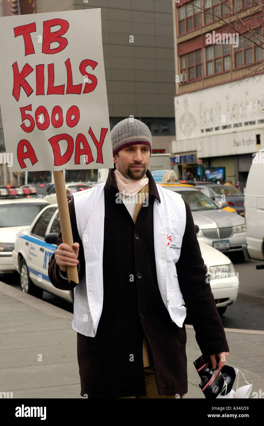 Volontari dal gruppo di Medici Senza Frontiere Medecins San Frontieres foglietto in sindacati Square Park a New York City il gruppo è stato il sollevamento del pubblico s consapevolezza dell'epidemia di tubercolosi e la necessità di un trattamento più efficace di 5000 persone muoiono ogni giorno in tutto il mondo dalla diesease Foto Stock
