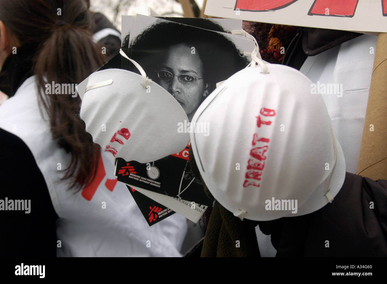 Volontari dal gruppo di Medici Senza Frontiere Medecins San Frontieres foglietto in sindacati Square Park a New York City il gruppo è stato il sollevamento del pubblico s consapevolezza dell'epidemia di tubercolosi e la necessità di un trattamento più efficace di 5000 persone muoiono ogni giorno in tutto il mondo dalla diesease Foto Stock