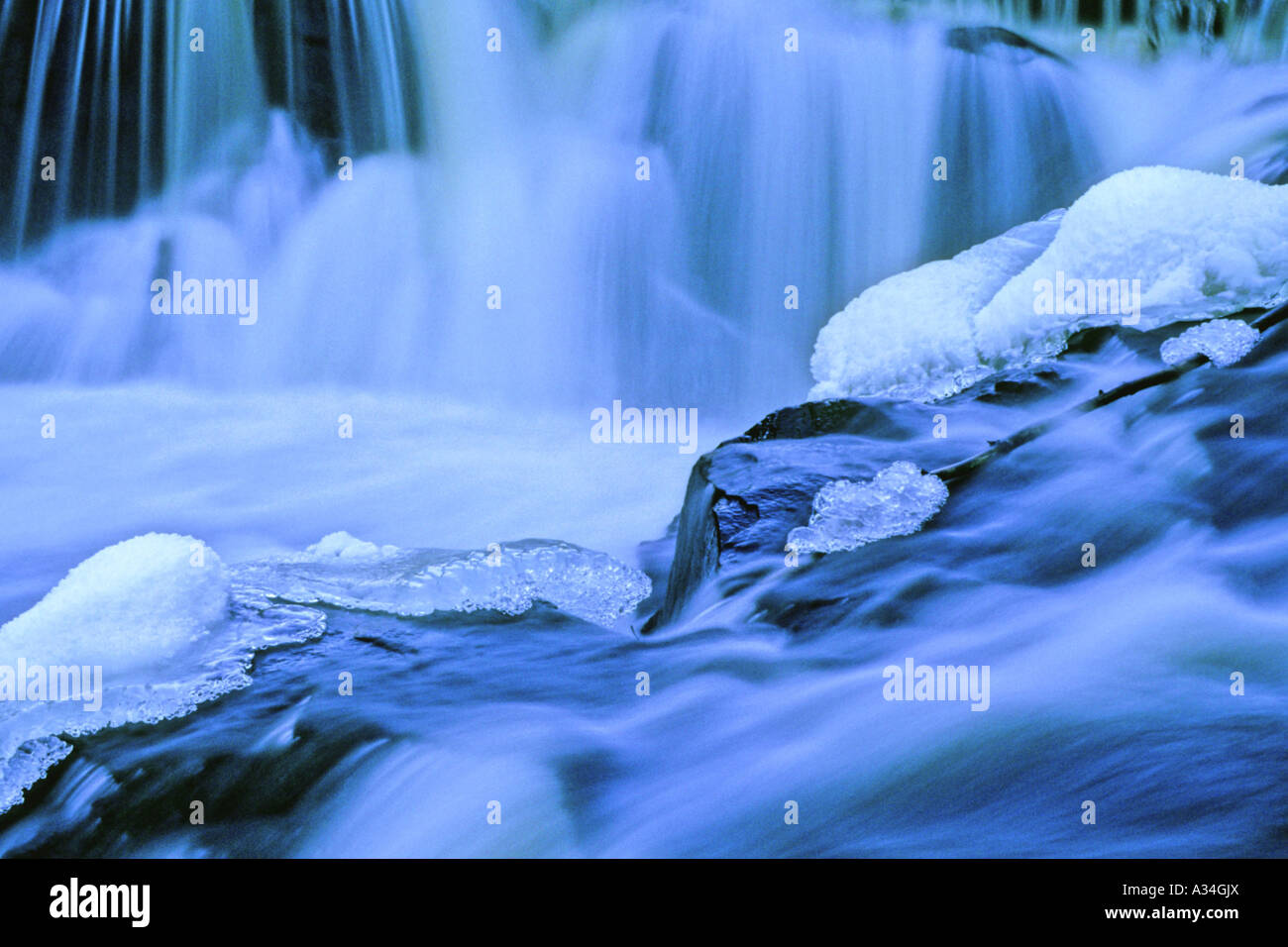 Blue Panorama di ghiaccio e cascata in inverno Foto Stock