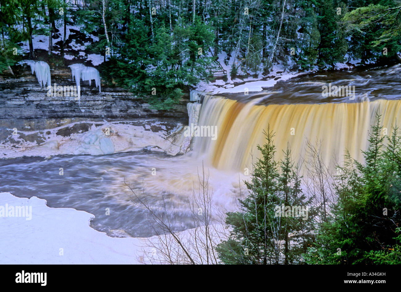 Tahquamenon Falls fluisce forte anche in inverno. Il tannino satura di acqua aggiunge colore a un altrimenti triste inverno colorscape, US Foto Stock