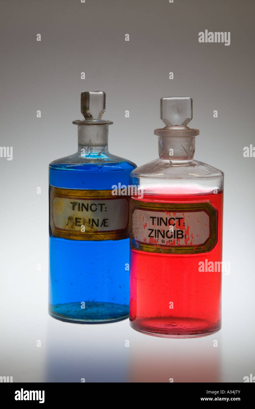 Liquido colorato in bottiglie per farmacia con tappo in vetro Chemists; Apothecary, tintura, soluzione, vasi per medicina Victorian soluzioni stock di sostanze chimiche. Foto Stock