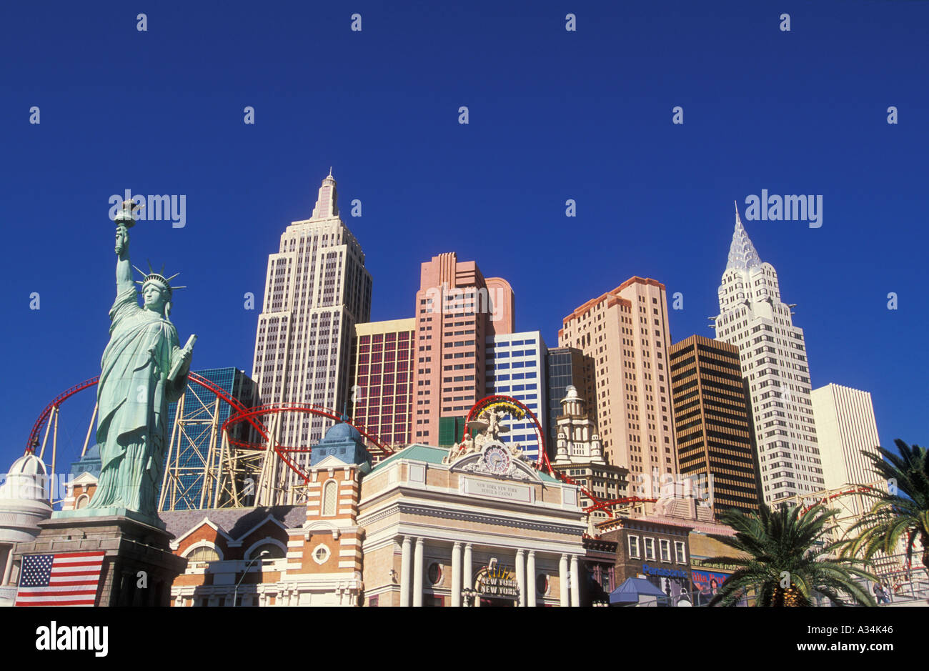 Las Vegas Boulevard con New York New York hotel dietro Nevada USA Stati Uniti d'America Foto Stock