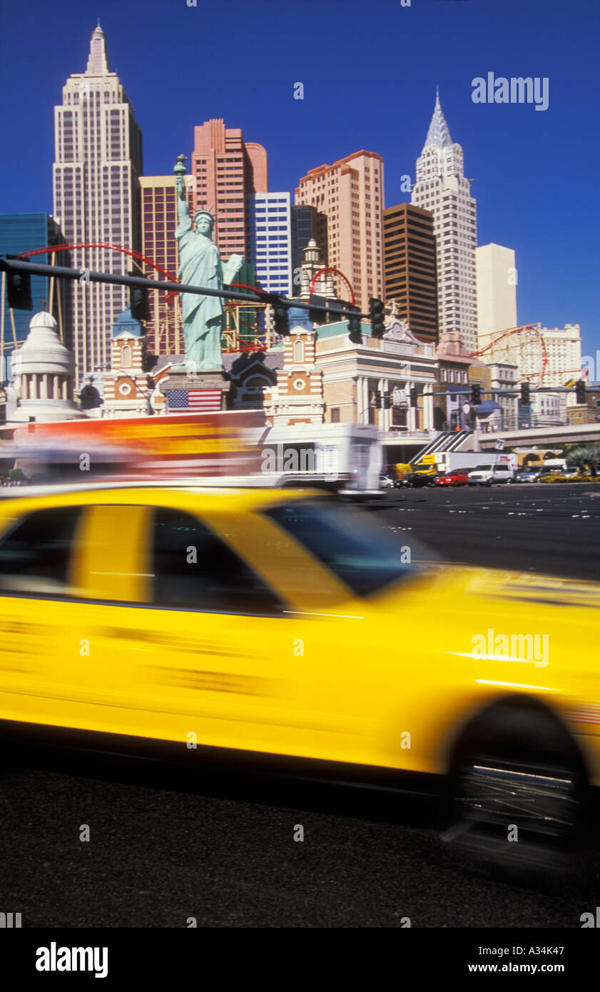 Yellow taxi girando su Las Vegas Boulevard con New York New York hotel dietro nevada usa stati uniti d'America Foto Stock