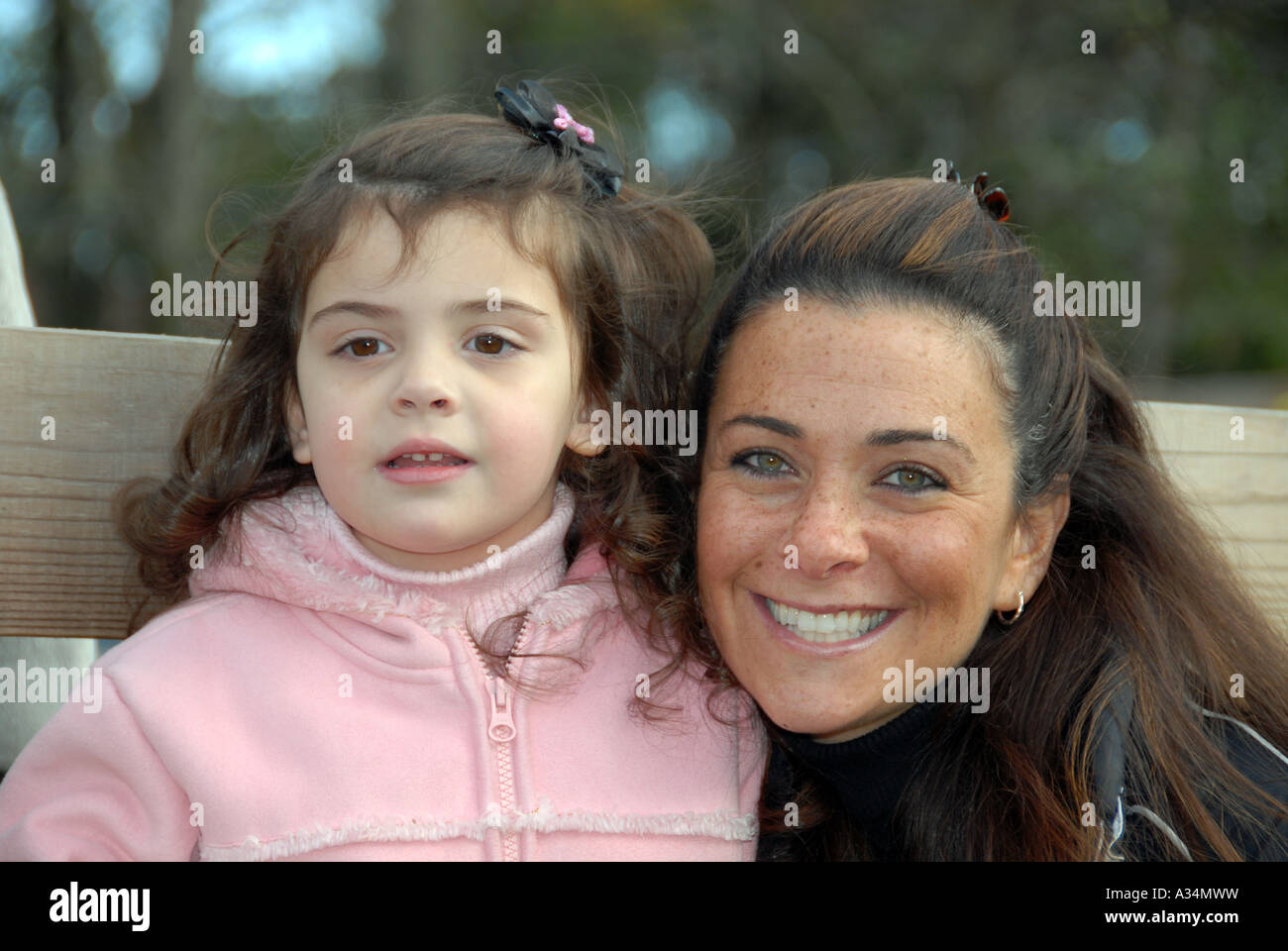 Bimba di tre anni e la madre in morbida luce di autunno Foto Stock