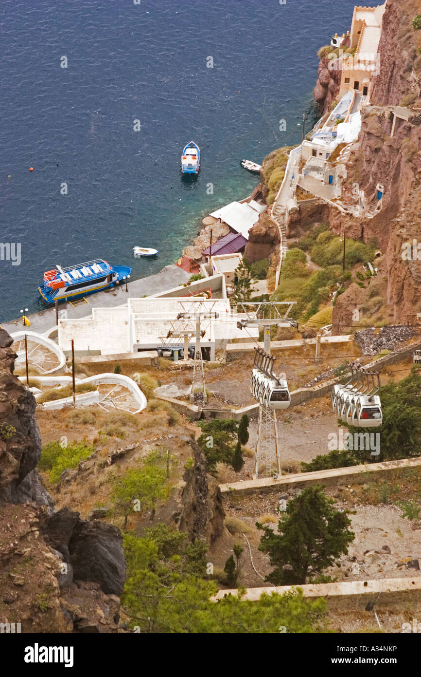 Isola greca di Santorini Thira town di Fira vista verso la funivia del vecchio porto Foto Stock