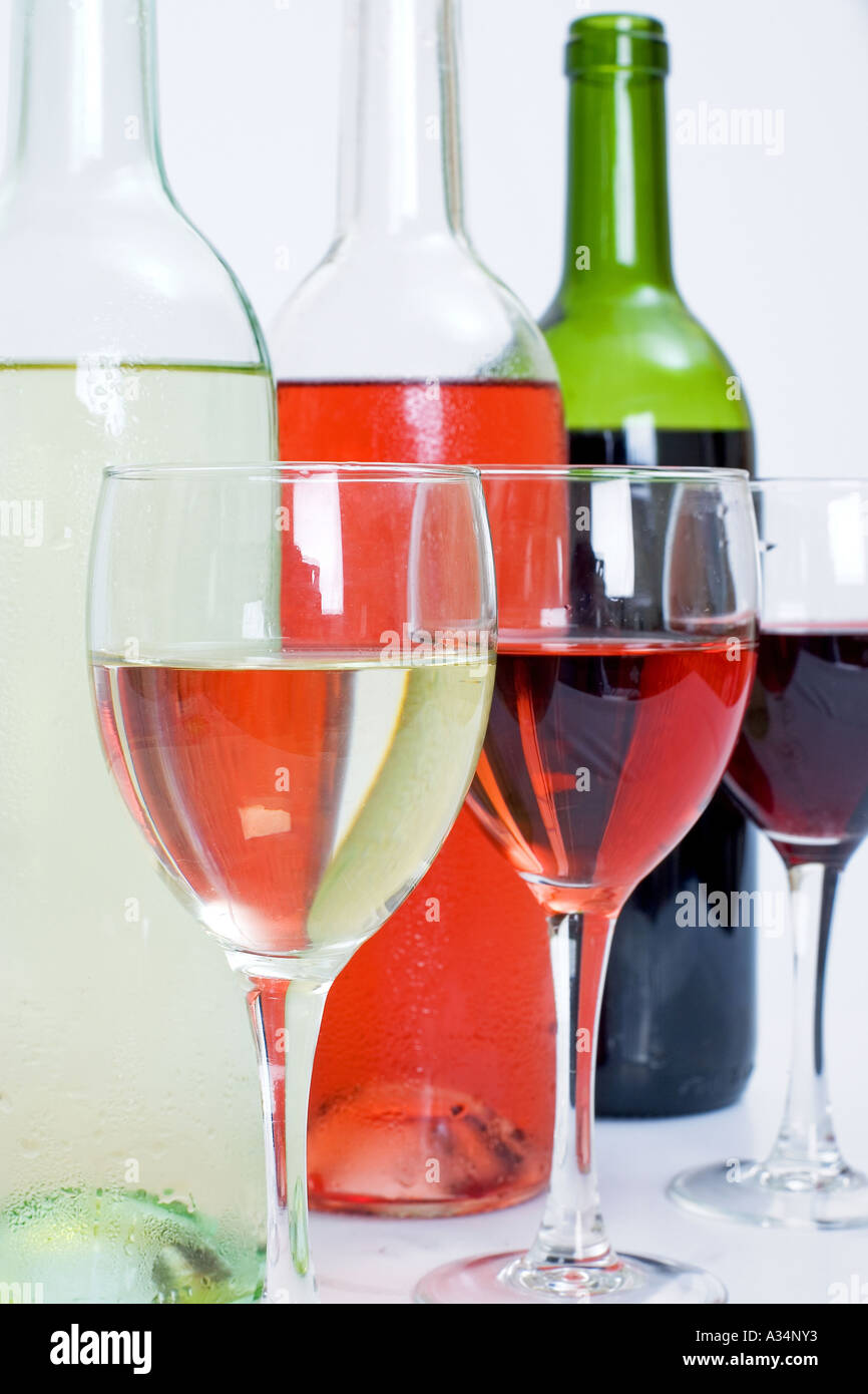 3 bottiglie e 3 bicchieri di vino bianco incluso rosa e rosso tutte isolate  Foto stock - Alamy