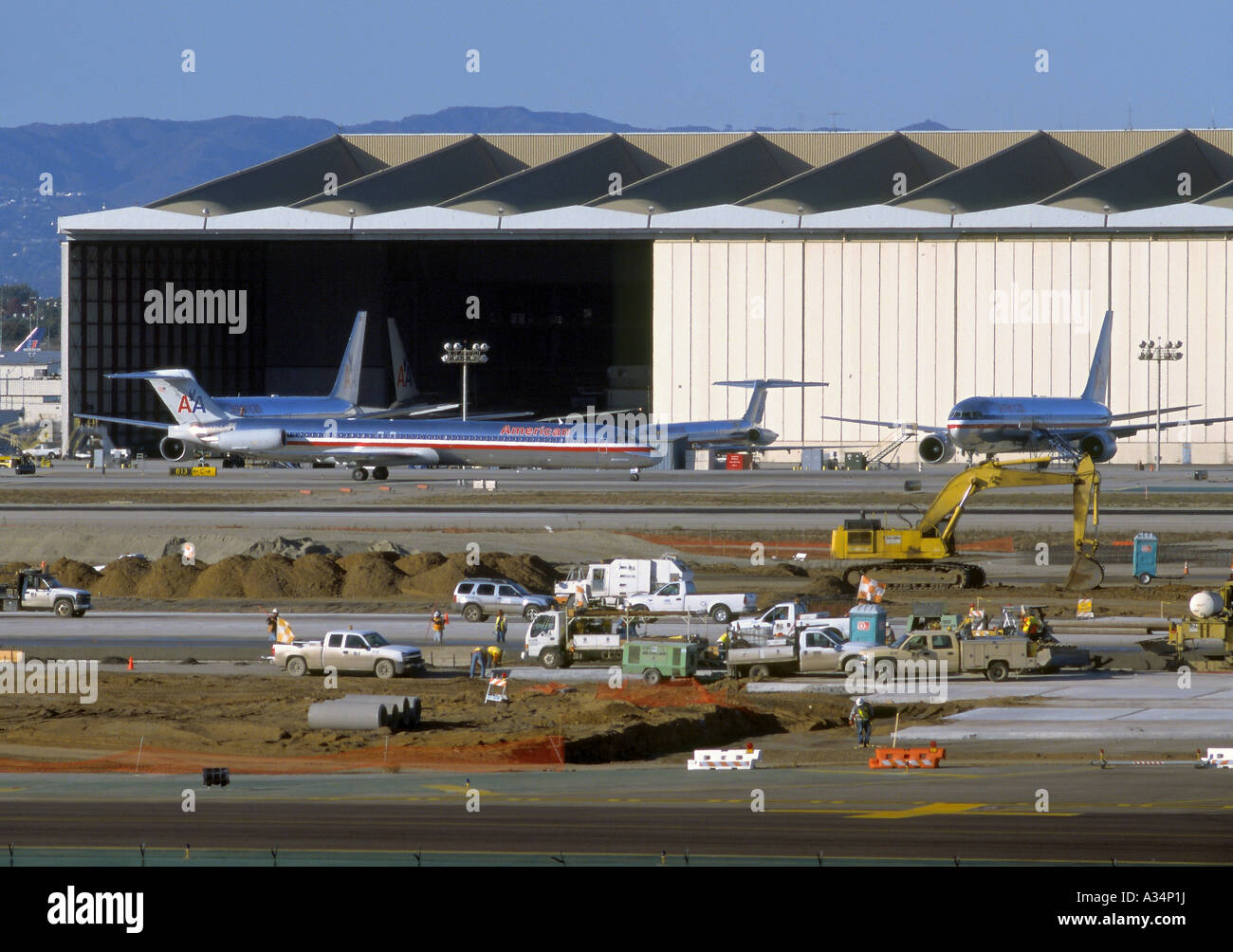 Gruppo di American Airlines getti vicino hangar di servizio presso l'Aeroporto Internazionale di Los Angeles LAX, mentre i lavori di costruzione si accende Foto Stock