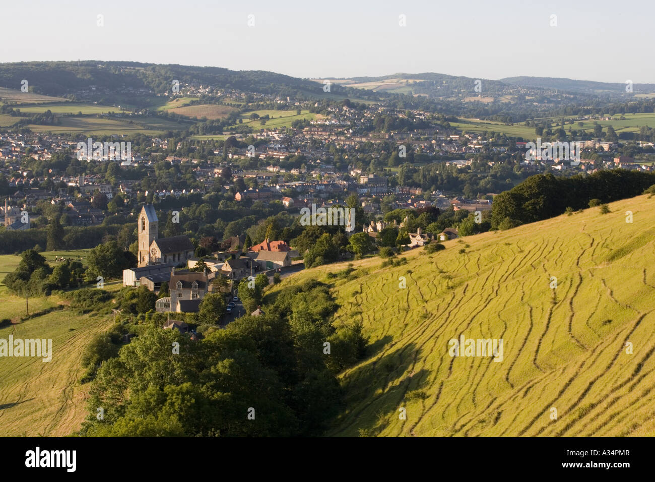 Vista verso la chiesa di Selsley e Stroud da Selsley comune, Cotswold Way, REGNO UNITO Foto Stock
