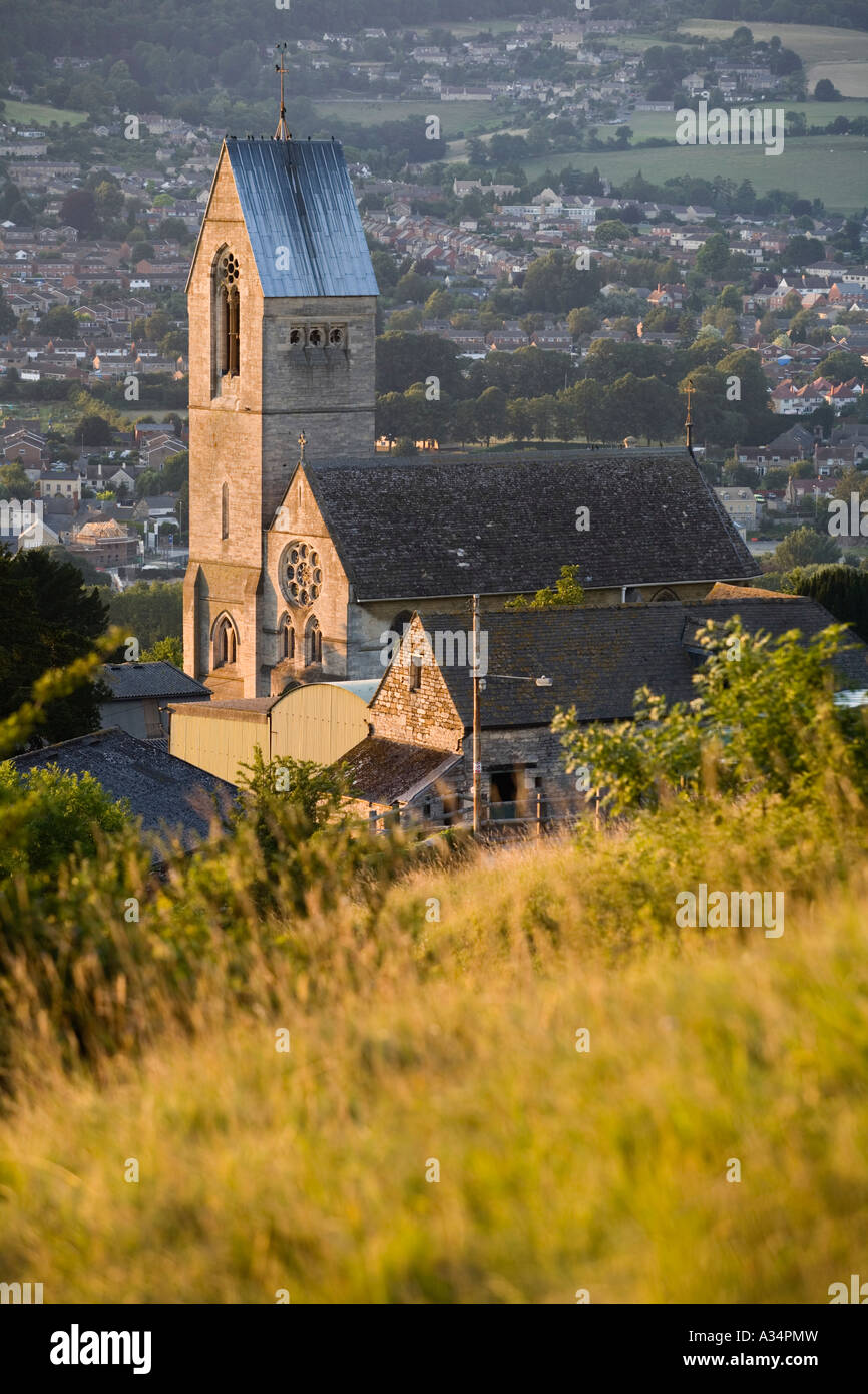 Vista verso la chiesa di Selsley e Stroud da Selsley comune, Cotswold Way, Stroud, Gloucestershire Foto Stock
