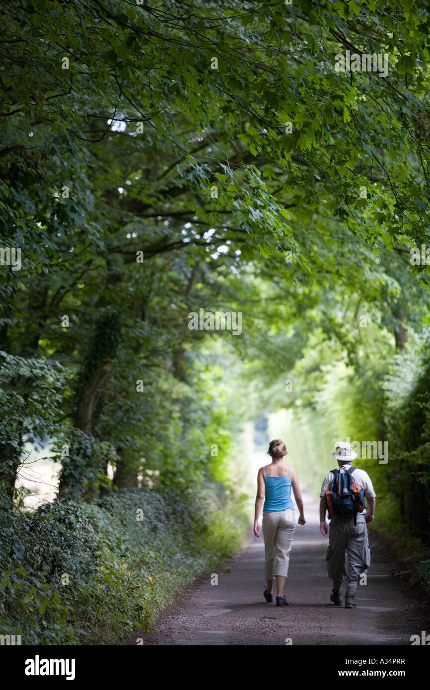 Walkers sul Cotswold Way National Trail tra Leckhampton Hill e Crickley Hill Foto Stock