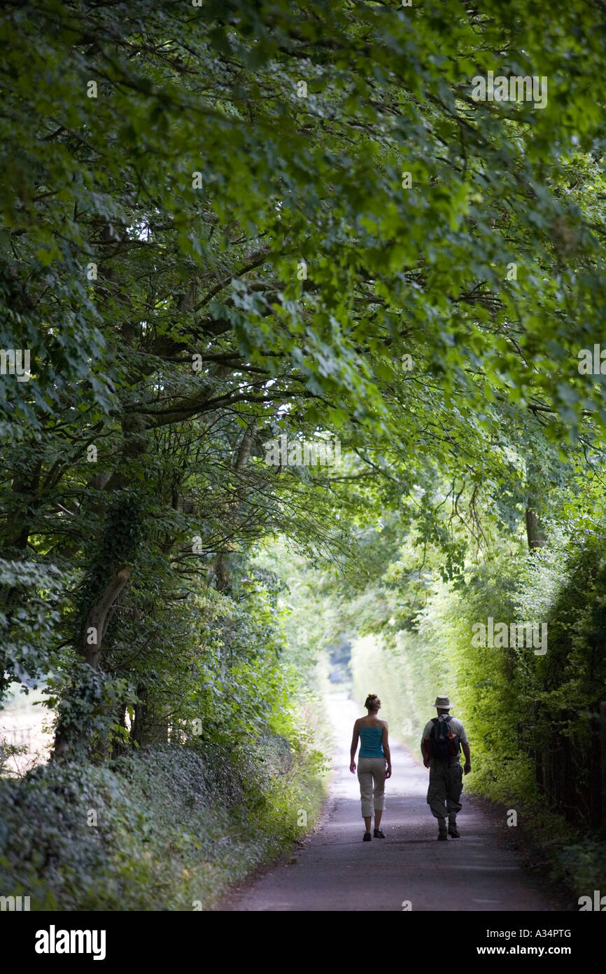 Walkers sul Cotswold Way National Trail tra Leckhampton Hill e Crickley Hill Foto Stock