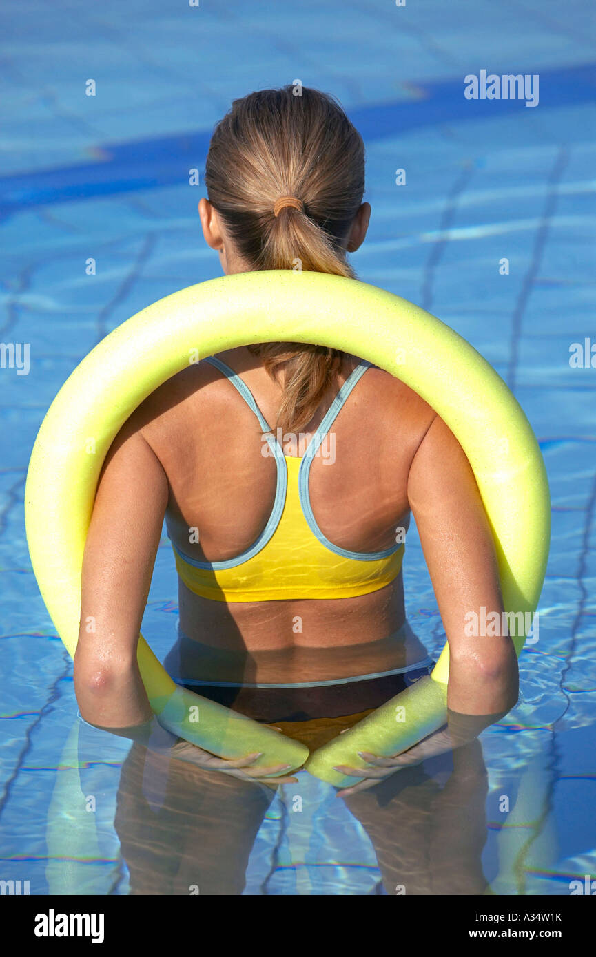 Junge Frau macht Aquaaerobic im Pool, giovane donna facendo aquaaerobic in piscina Foto Stock