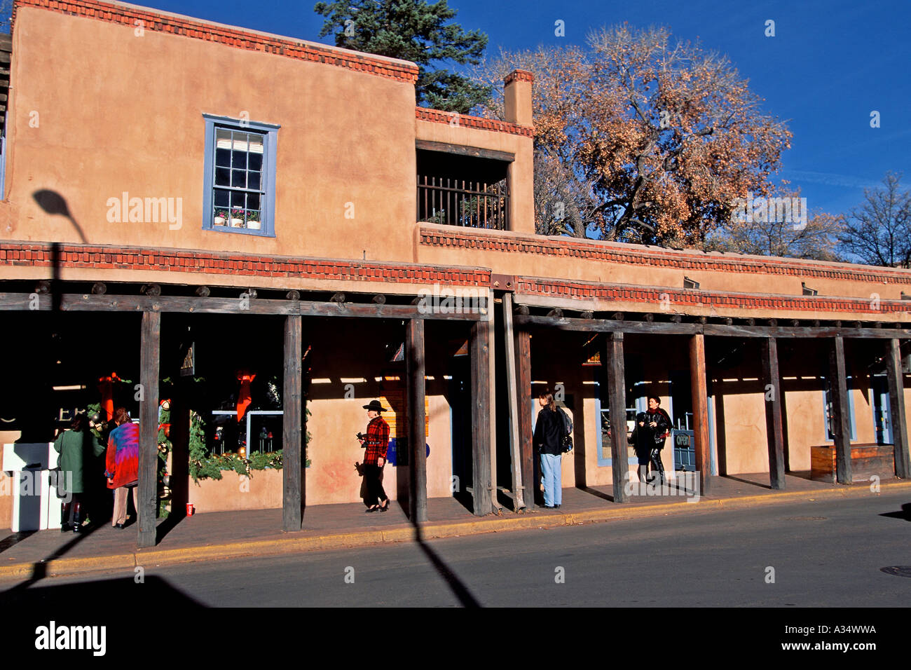 Gli amanti dello shopping a piedi sulla passerella coperta ultimi negozi in Town Square Plaza, Santa Fe, New Mexico Foto Stock