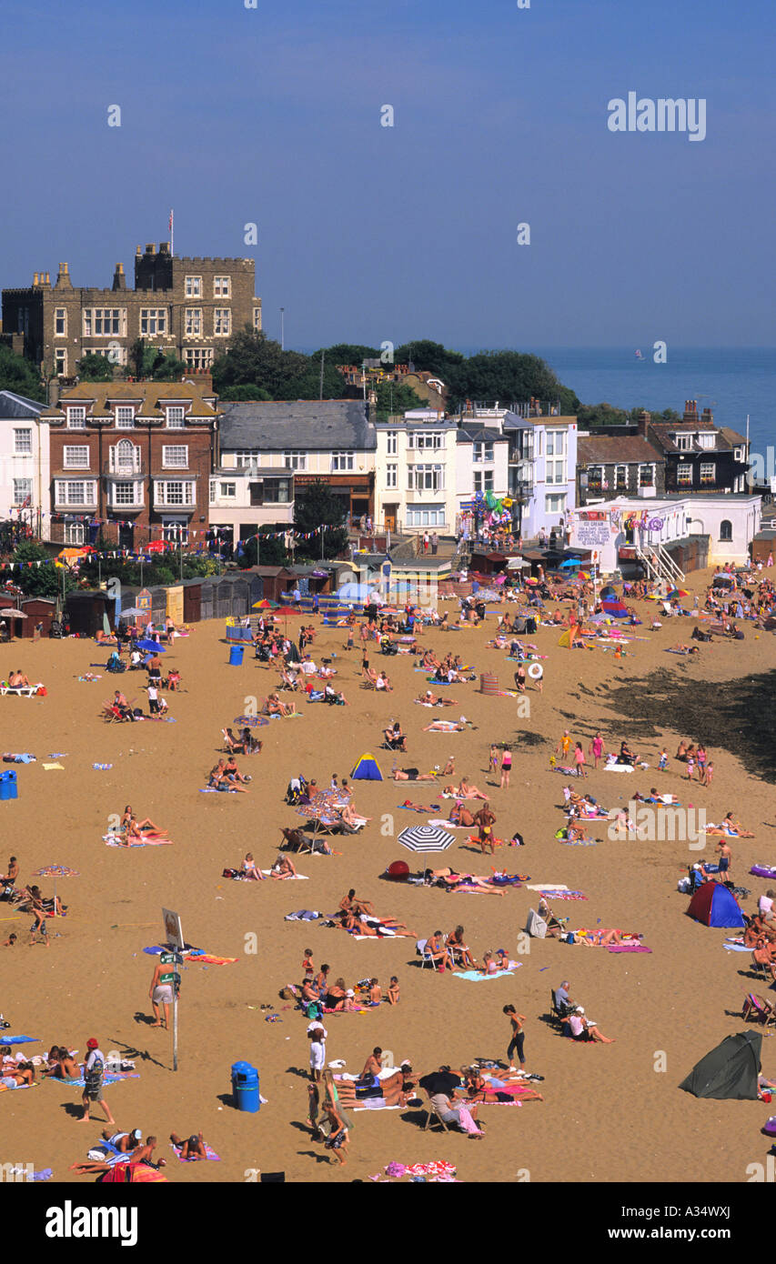 Viking Bay in estate affollata di bagnanti e turisti, Broadstairs, Kent, Inghilterra, Regno Unito Foto Stock