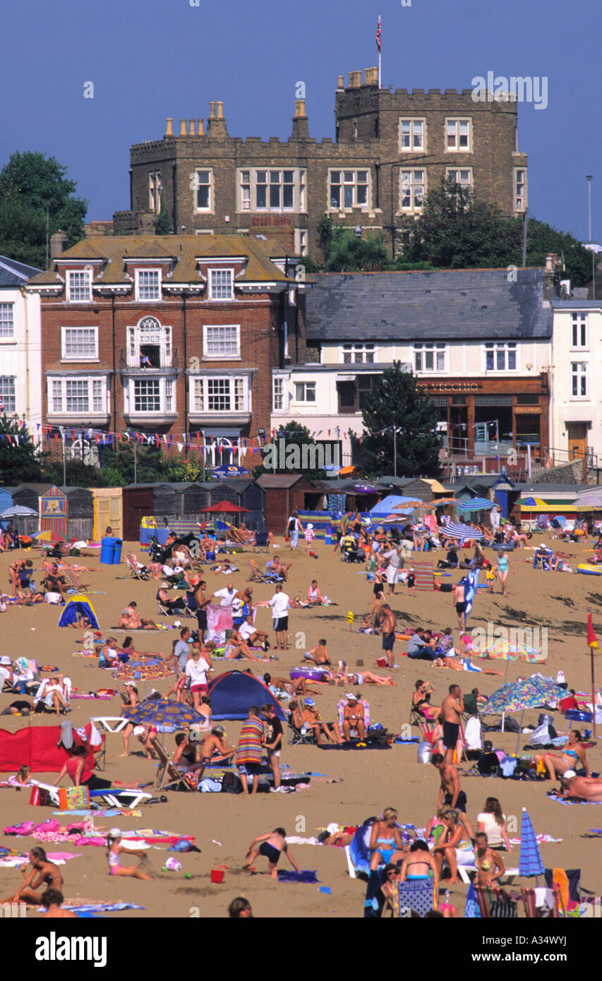 Viking Bay in estate affollata di bagnanti e turisti, Broadstairs, Kent, Inghilterra, Regno Unito Foto Stock