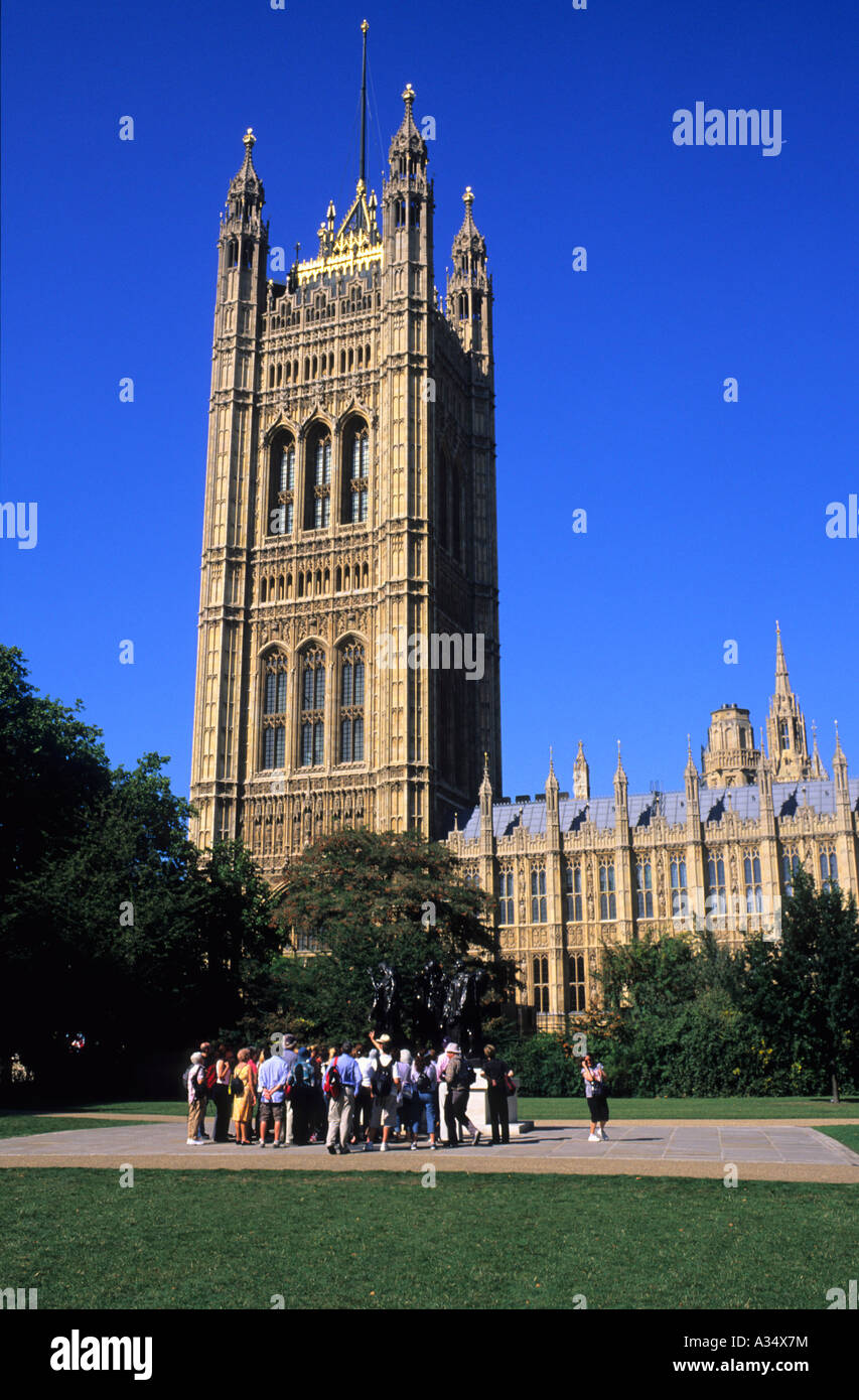 Tourist riuniti intorno borghesi di Calais scultura (Les Bourgeois de Calais), la Casa del Parlamento, City of Westminster, Londra, Regno Unito Foto Stock