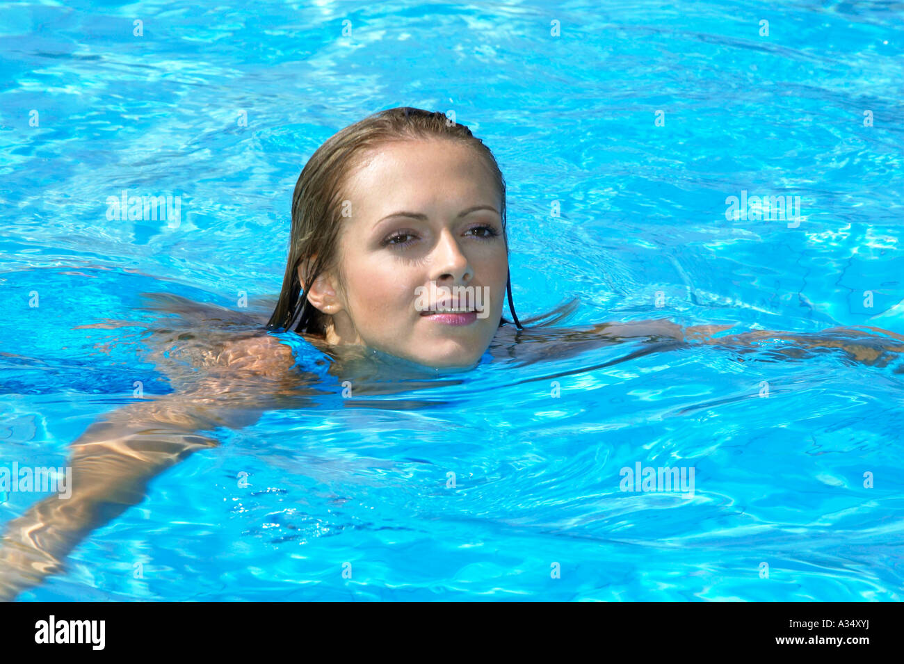 Frau in Badeanzug am Swimmingpool, donna nella suite di balneazione in piscina Foto Stock