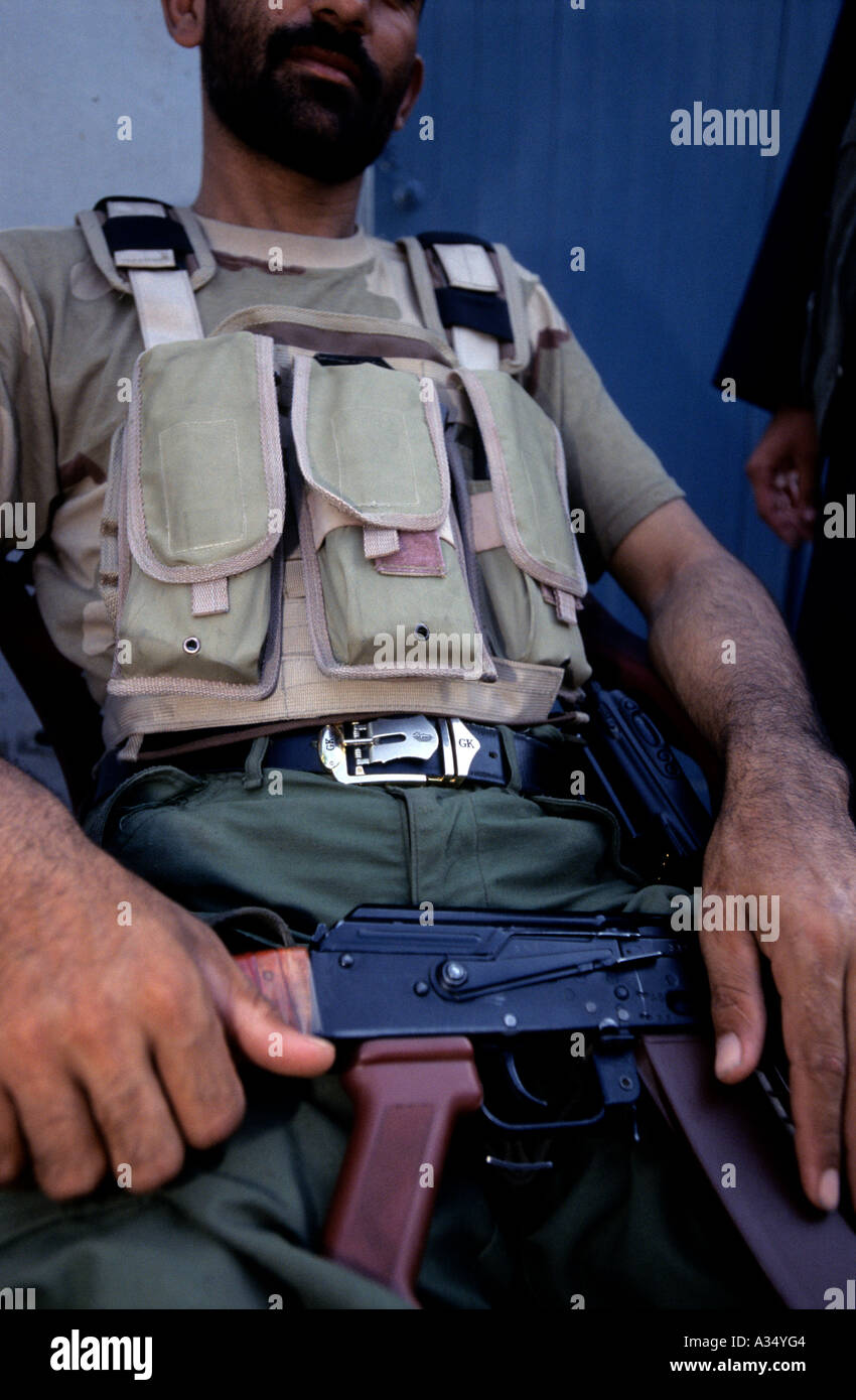 A Kabul il 13 agosto 2008 la Guardia di Sicurezza in servizio presso una residenza di un parlamento s candidato Foto Stock