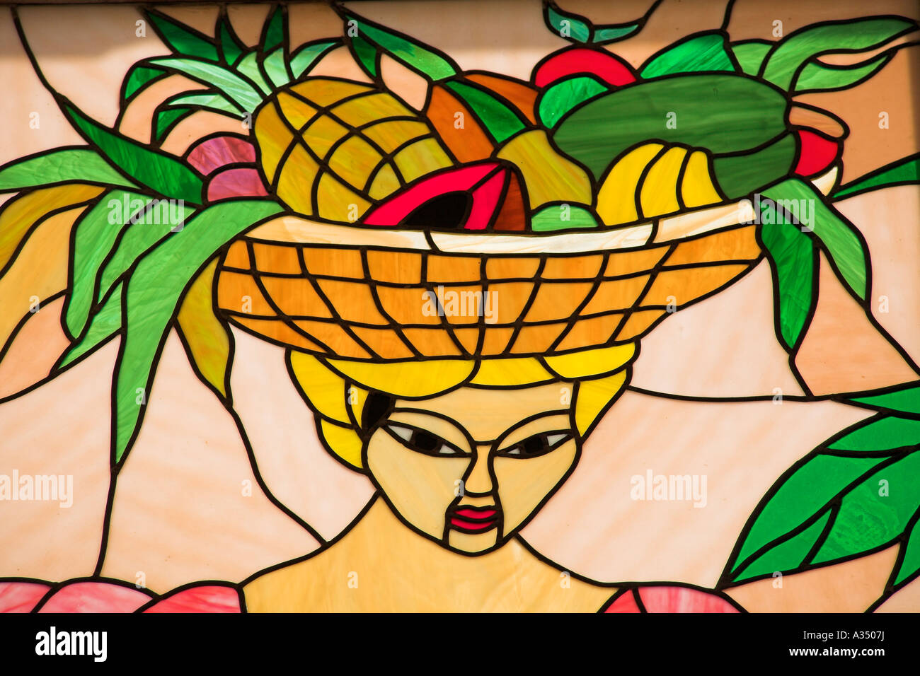 Coloratissima vetrata della donna che la porta cesto di frutta sulla sua testa, Trinidad, Cuba Foto Stock