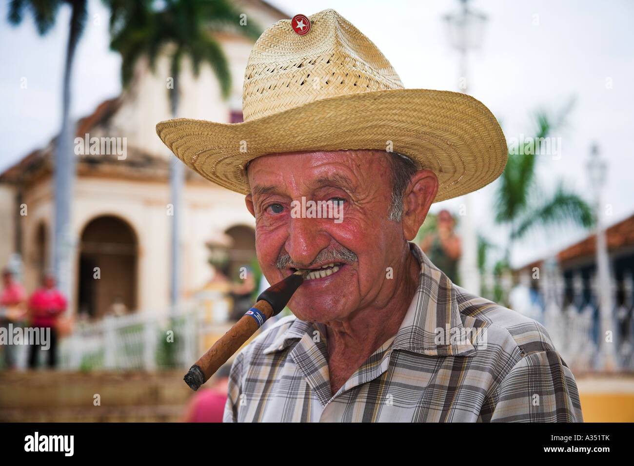 Il vecchio uomo indiano con sci blu cappello di lana di fumare sigarette  beedee su impalcature di bambù all'aperto Foto stock - Alamy