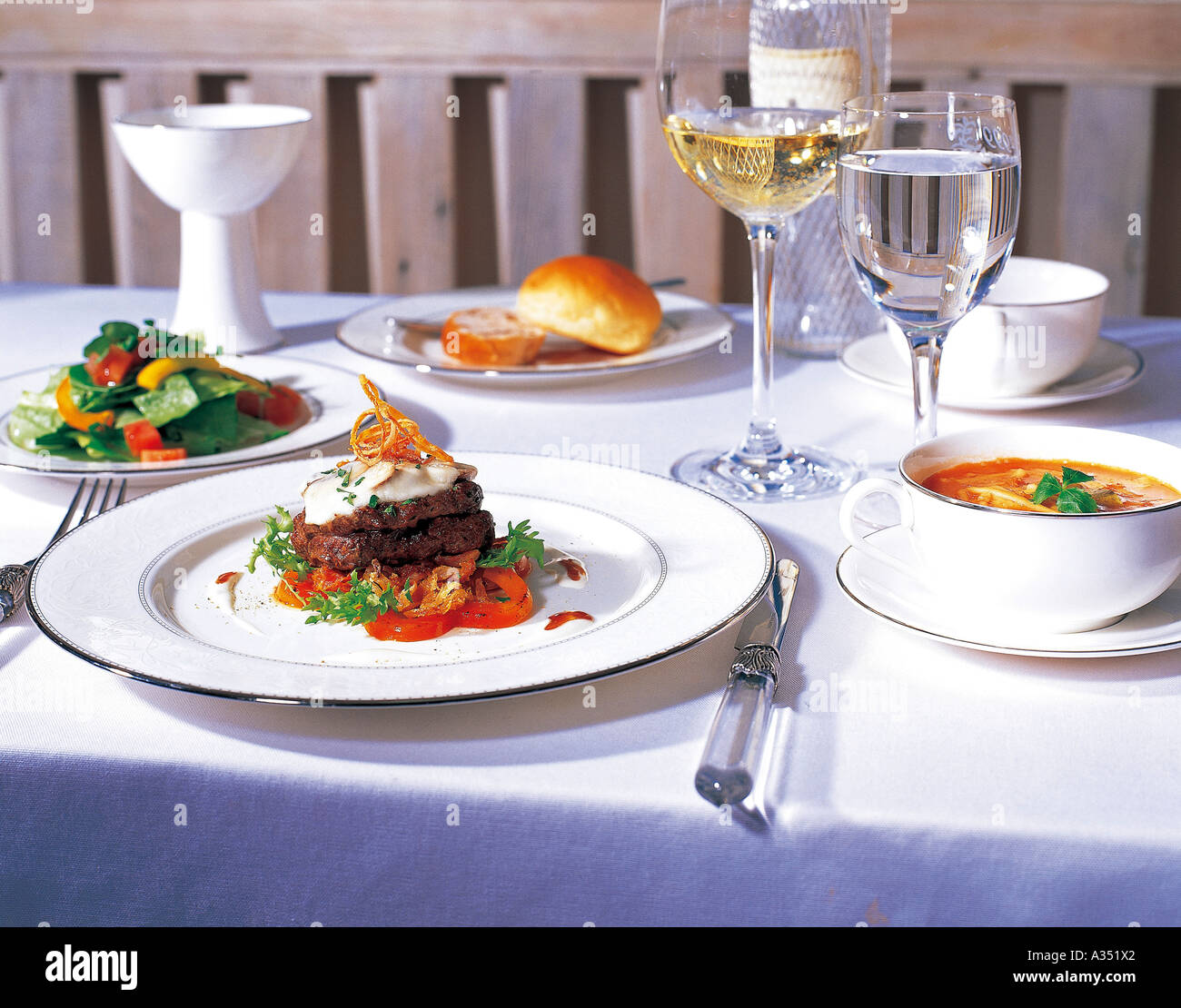 Dopo aver impostato la tabella per la cena. Foto Stock