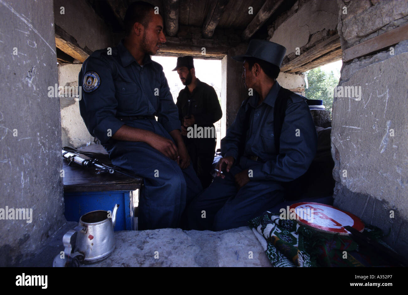 Polizia armata offre la preparazione del tè nel loro bunker di strada. A Kabul il 23 agosto 2005 Foto Stock