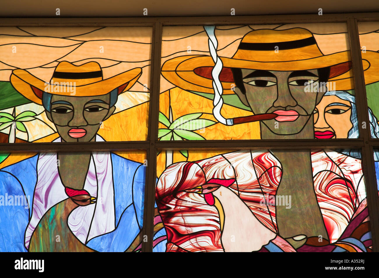 Coloratissima vetrata dell uomo di fumare un sigaro, Trinidad, Cuba Foto Stock