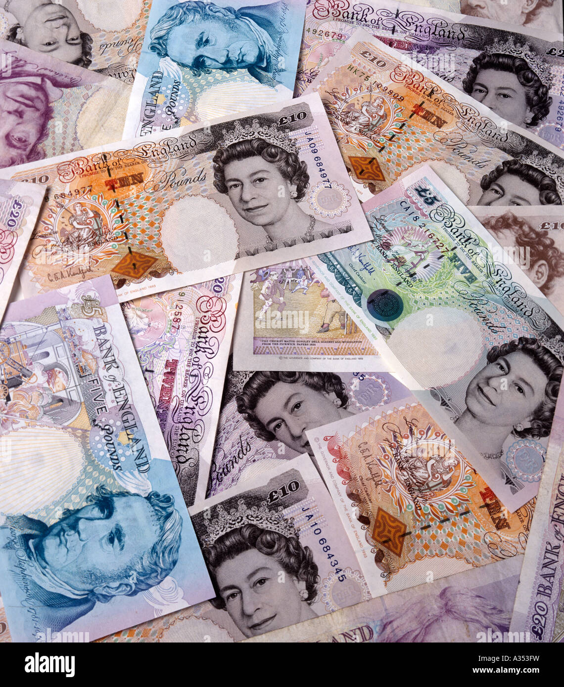 Un mucchio di soldi in inglese, banconote. Foto Stock