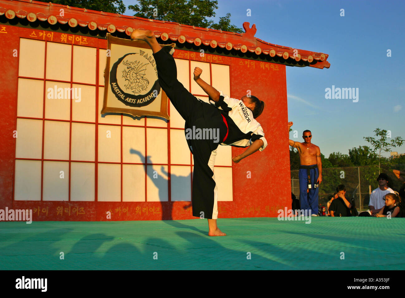 Toronto, Ontario, Canada. Donna dimostrando un Karate kick su un palcoscenico all'aperto. Foto Stock