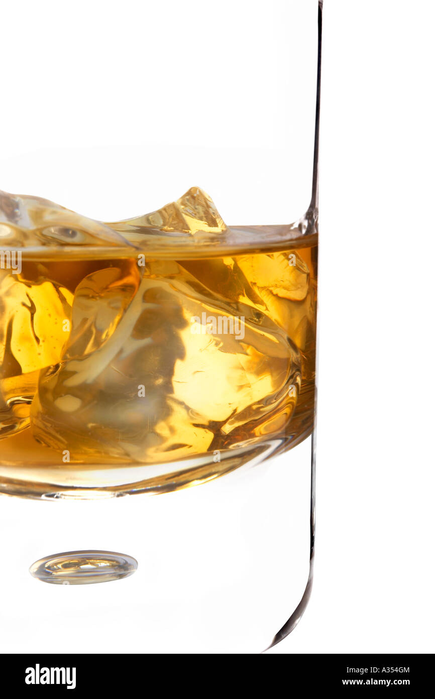 Il whisky e il ghiaccio in un bicchiere di vetro Foto Stock