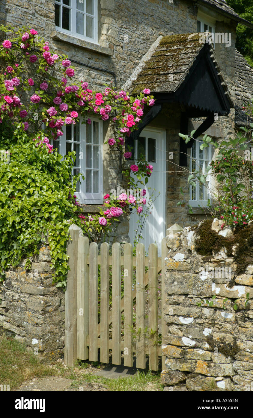 Cancello anteriore e portico di graziosi cottage inglese Foto Stock