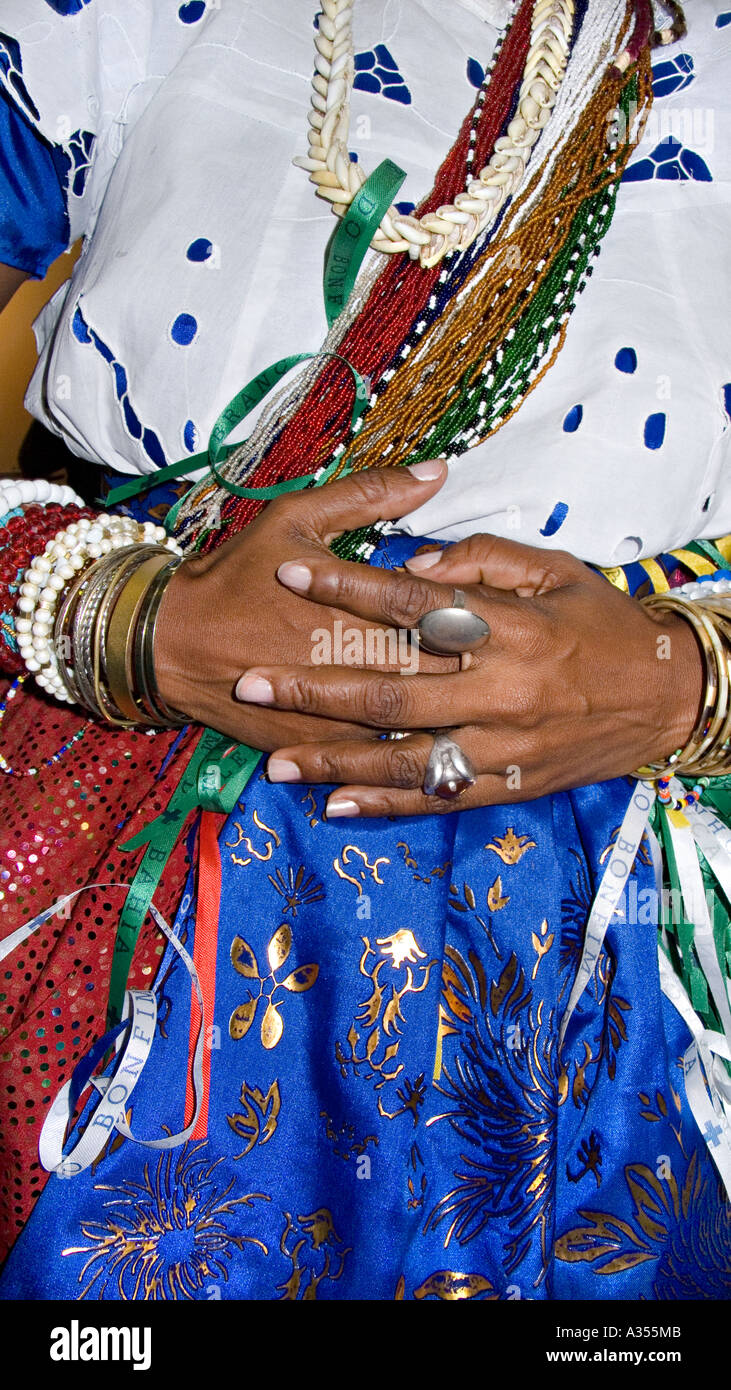Dettaglio di gioielli e le mani di una donna brasiliana da Bahia Brasile America del Sud Foto Stock