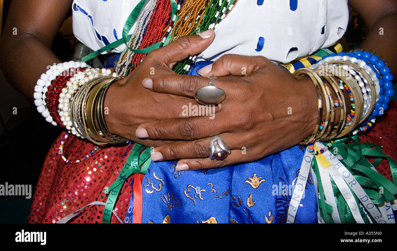 Dettaglio di gioielli e le mani di una donna brasiliana da Bahia Brasile America del Sud Foto Stock