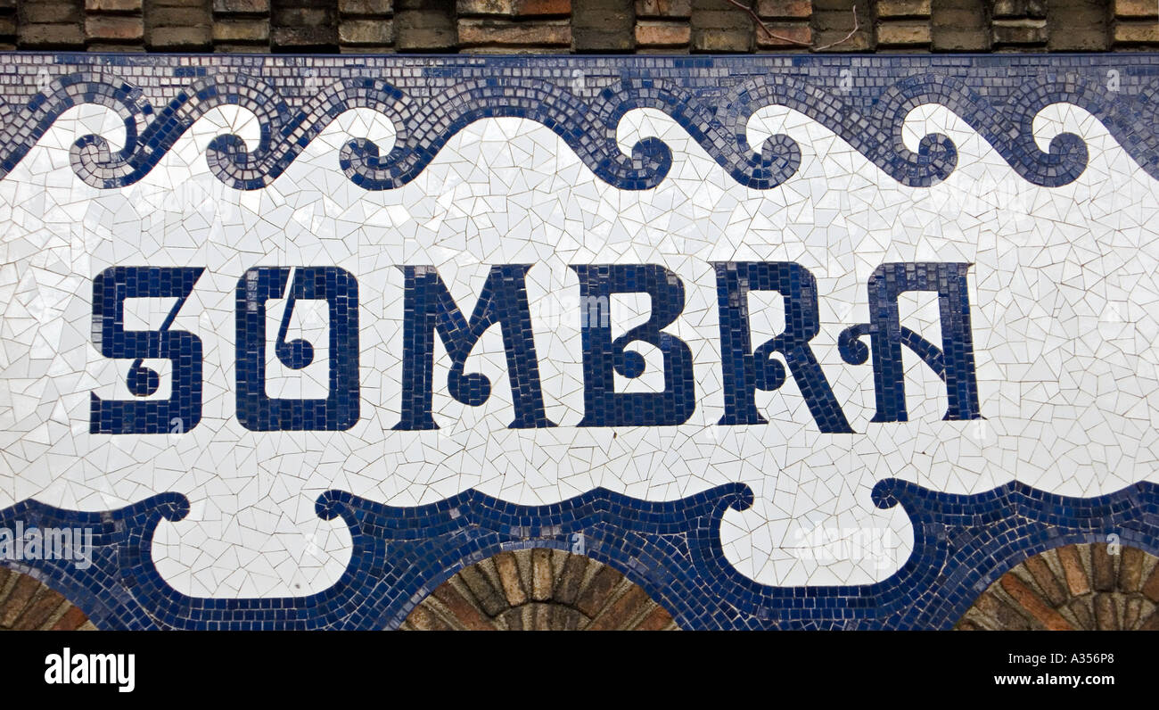 SOMBRA la traduzione in spagnolo come ombra Barcellona Plaça de Toros  mosaico monumentale segno sopra ticket booth a Bullring Spagna Foto stock -  Alamy