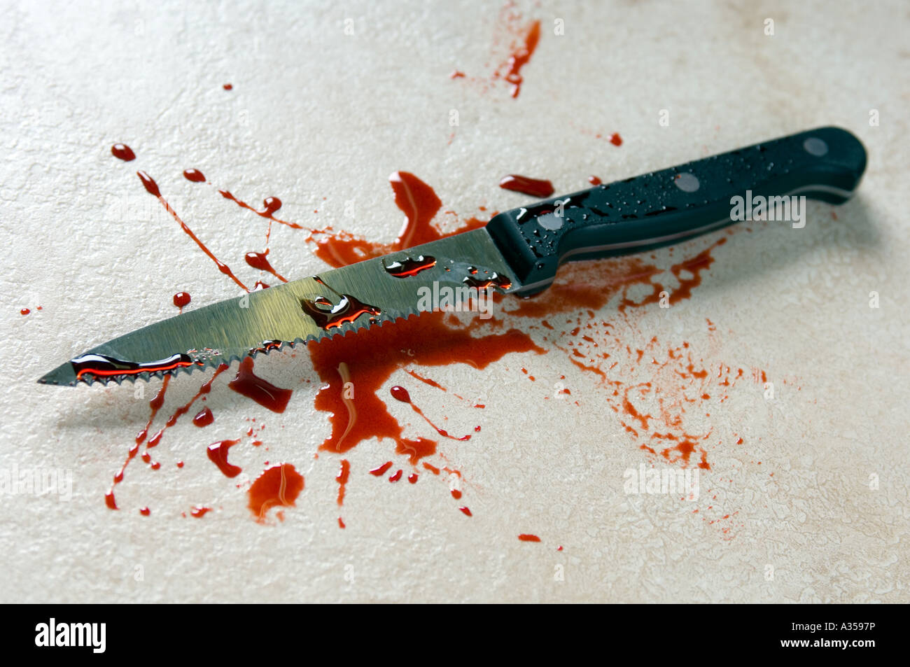 Un coltello da cucina con macchie di sangue su di esso Foto Stock