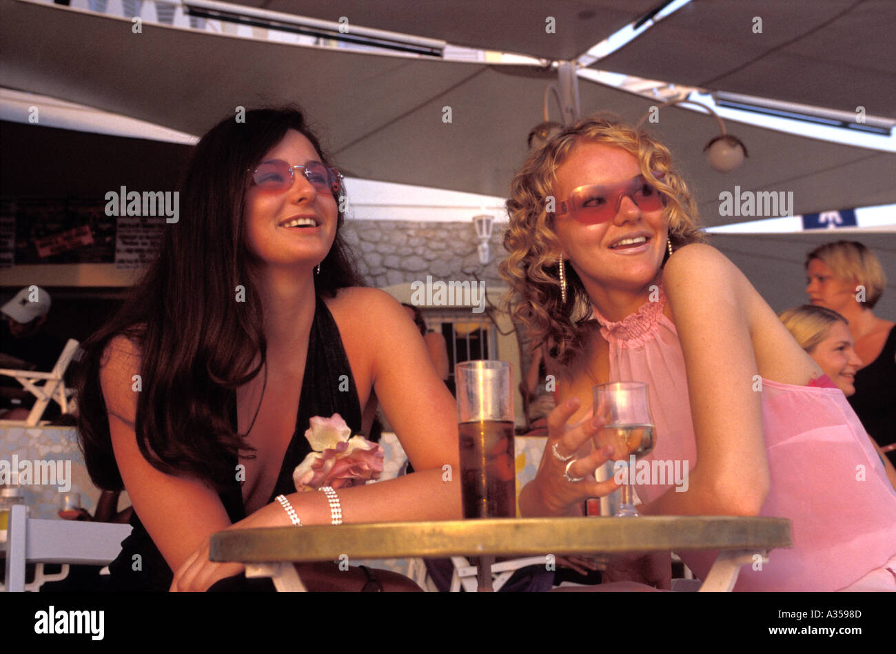 Le donne sulla terrazza del caffè e del Mar in San Antonio, Ibiza spagna Foto Stock