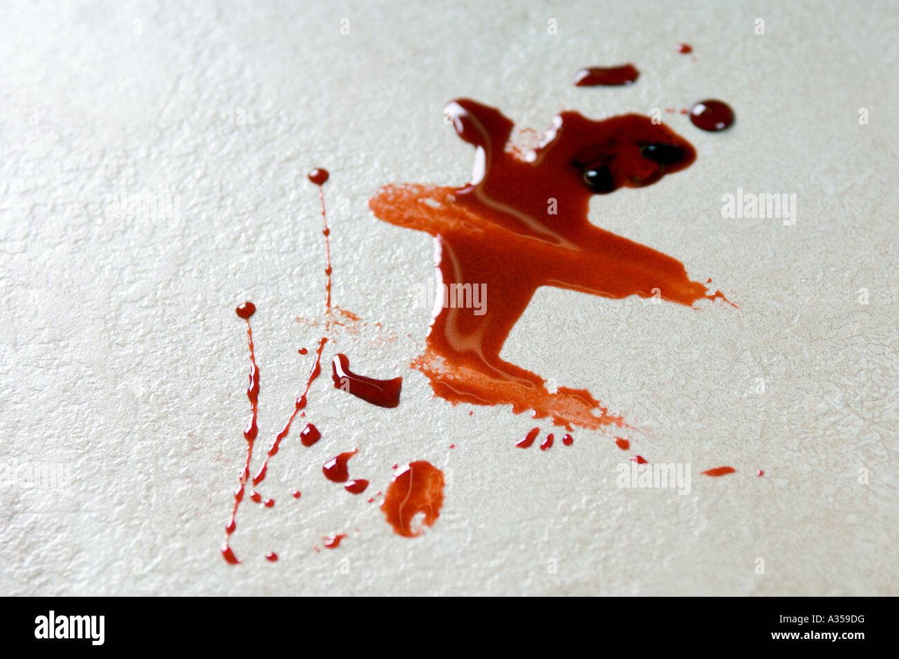 Macchie di sangue su un pavimento Foto Stock