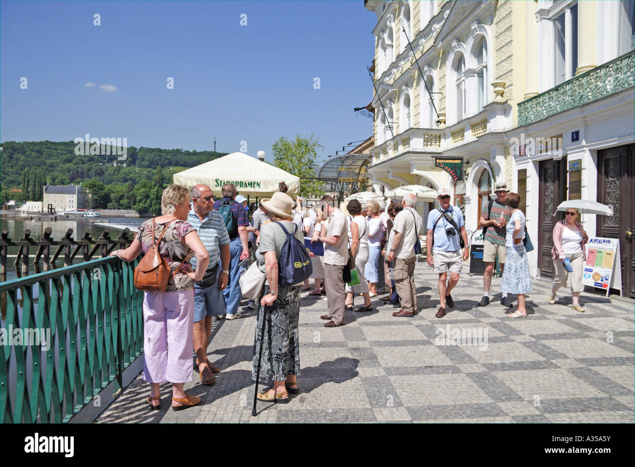 Il turista a godere di una sosta a Novotneho Lavka (street), Praga Foto Stock