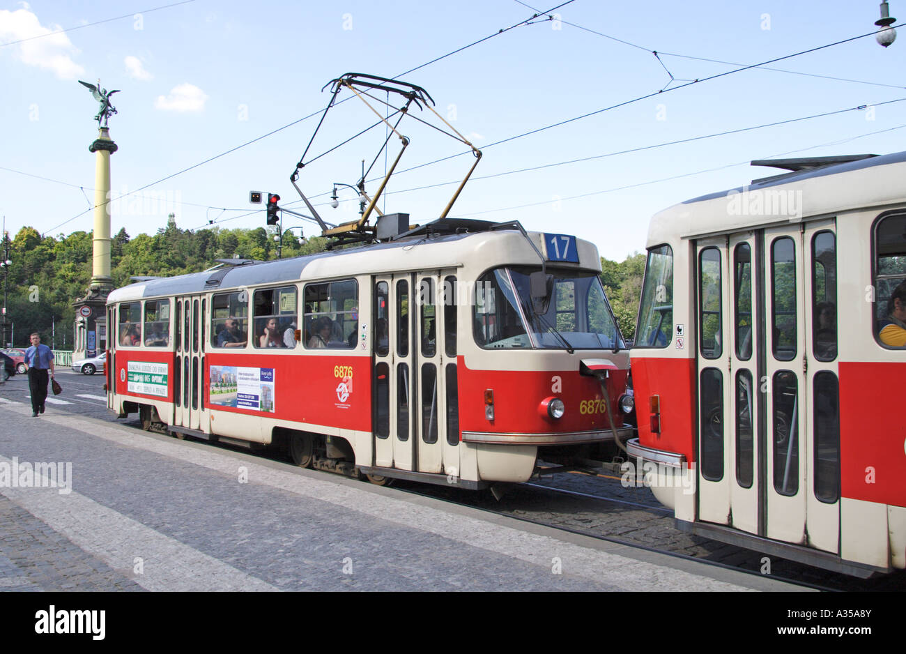 Il Tatra tram T3 sul percorso 17 a ponte Chechuv, Praga Foto Stock