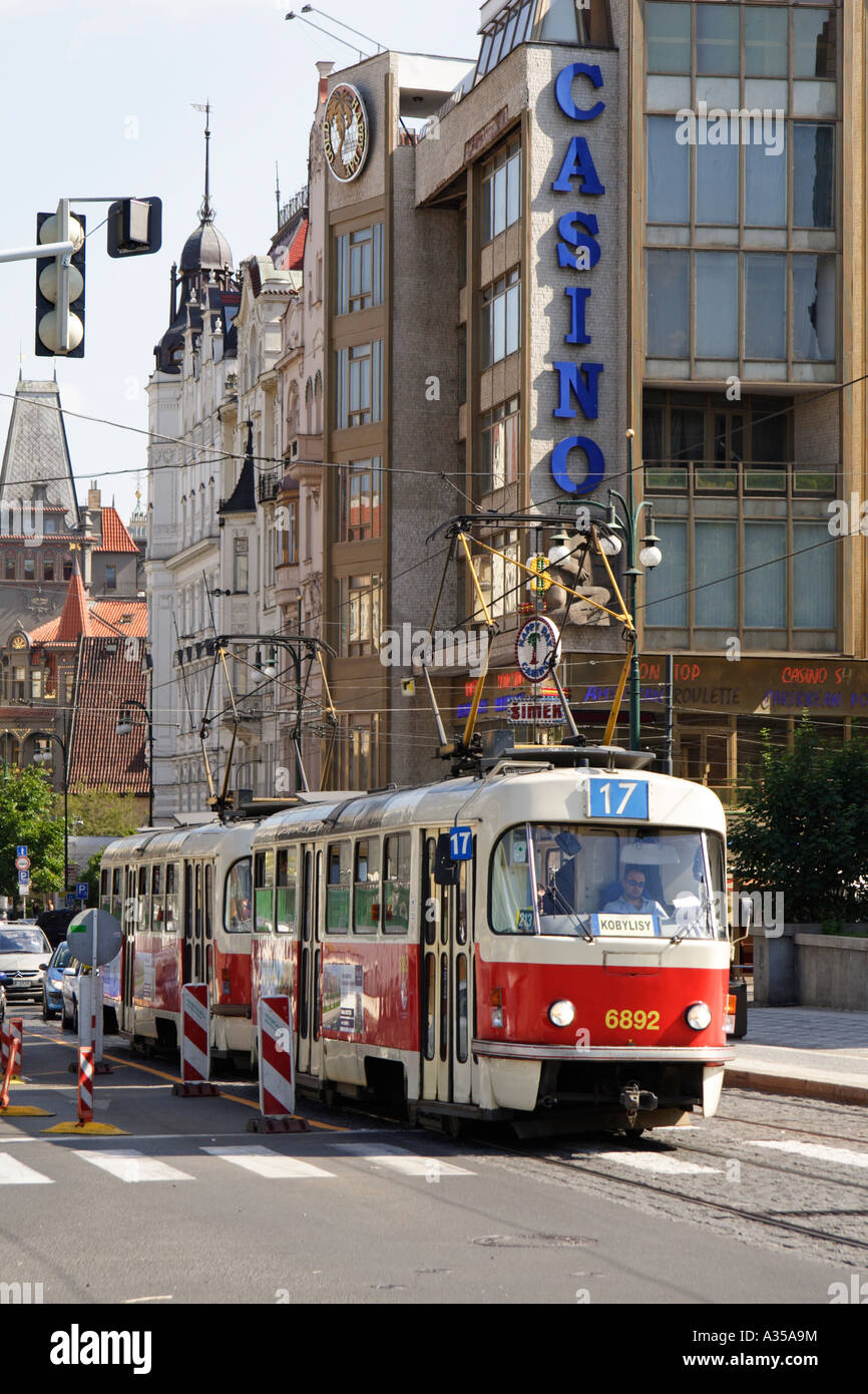 Il Tatra tram T3 sul percorso 17 in Pariska (street) appena prima di attraversare il ponte Chechuv, Praga Foto Stock