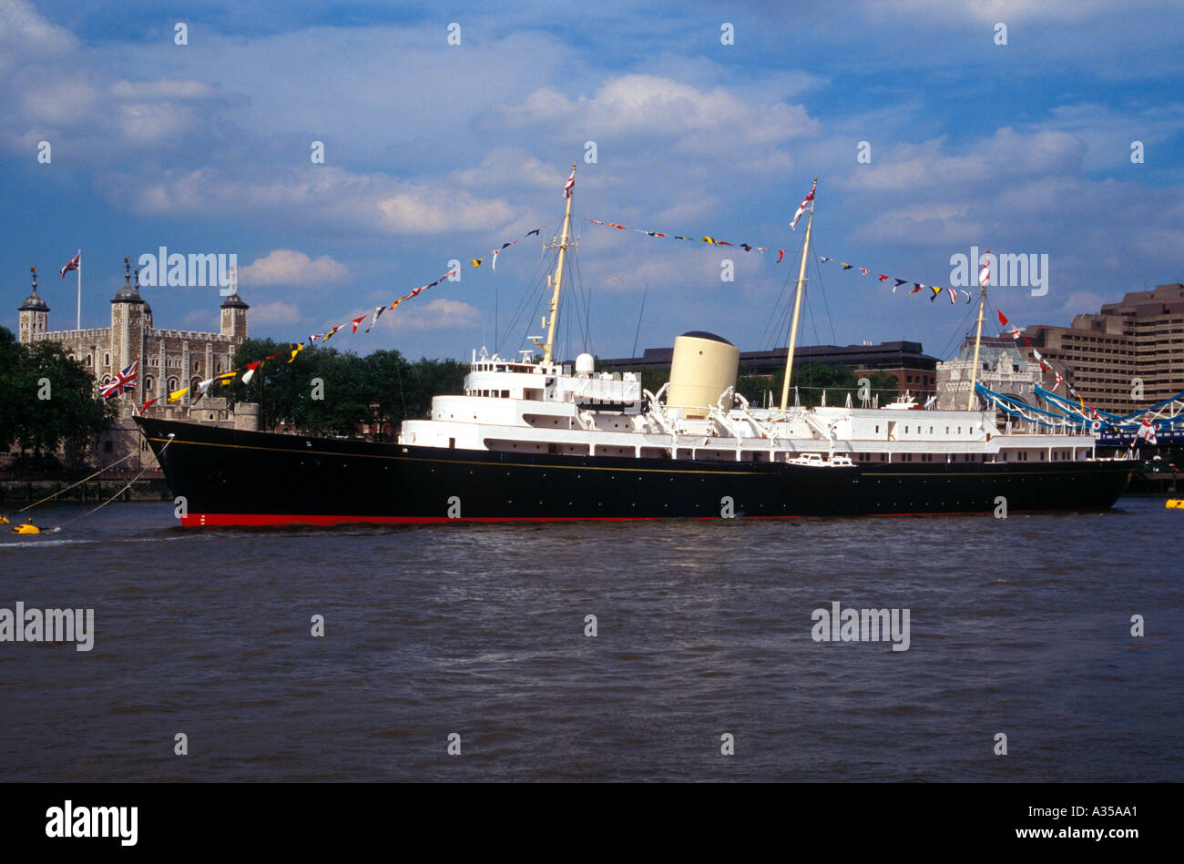 Il Royal Yacht Britannia ormeggiato sul fiume Tamigi con la Torre di Londra in background Inghilterra 1994 Foto Stock