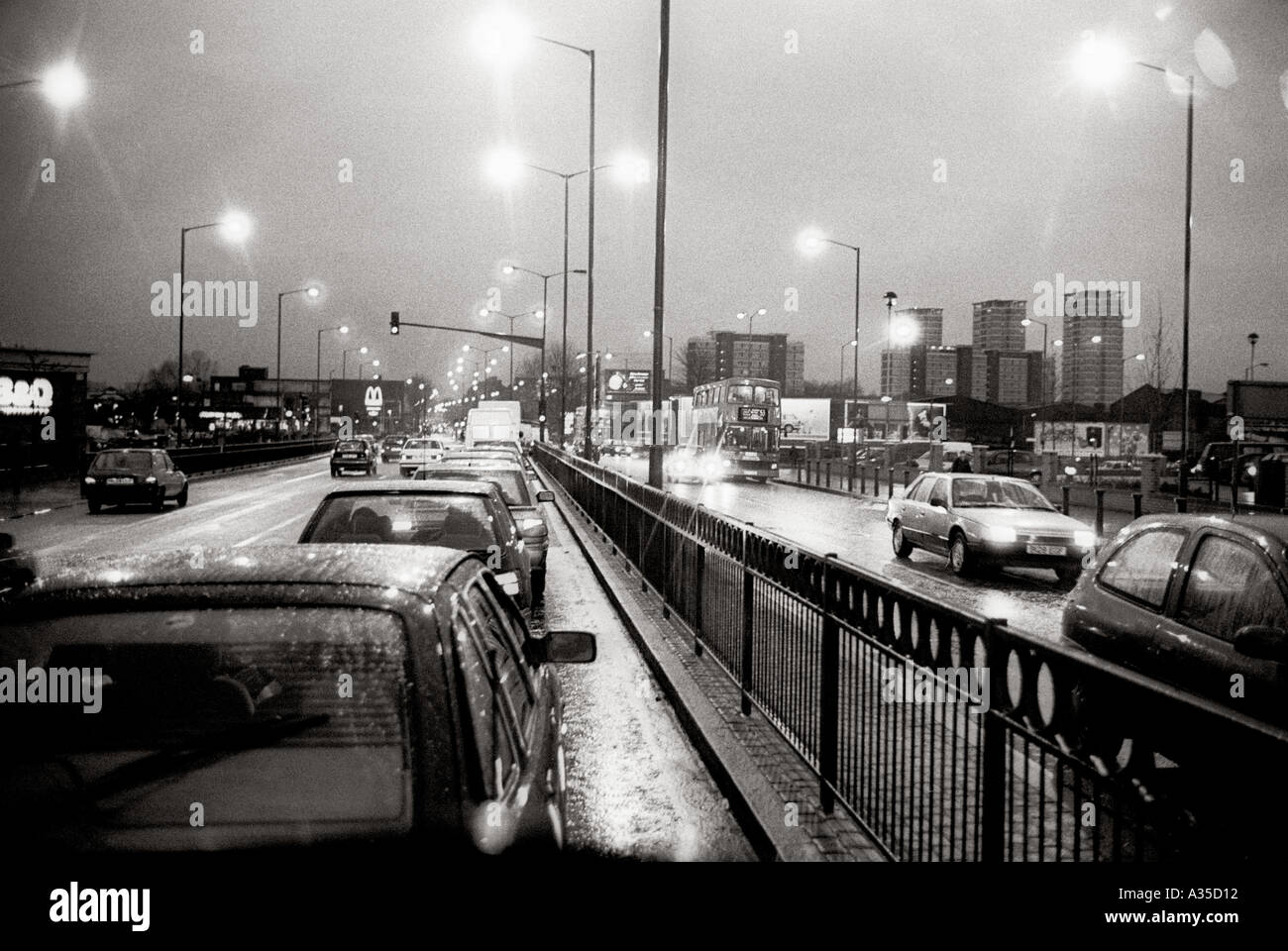 Il traffico in Old Kent Road su una sera d'inverno Londra Inghilterra Gran Bretagna REGNO UNITO Foto Stock