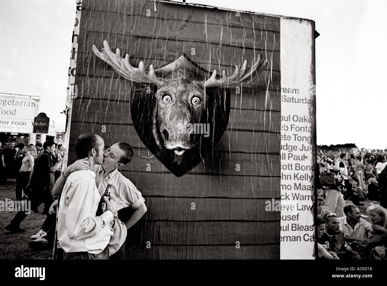 Coppia gay kissing durante il Mardi Gras di Finsbury Park London Foto Stock