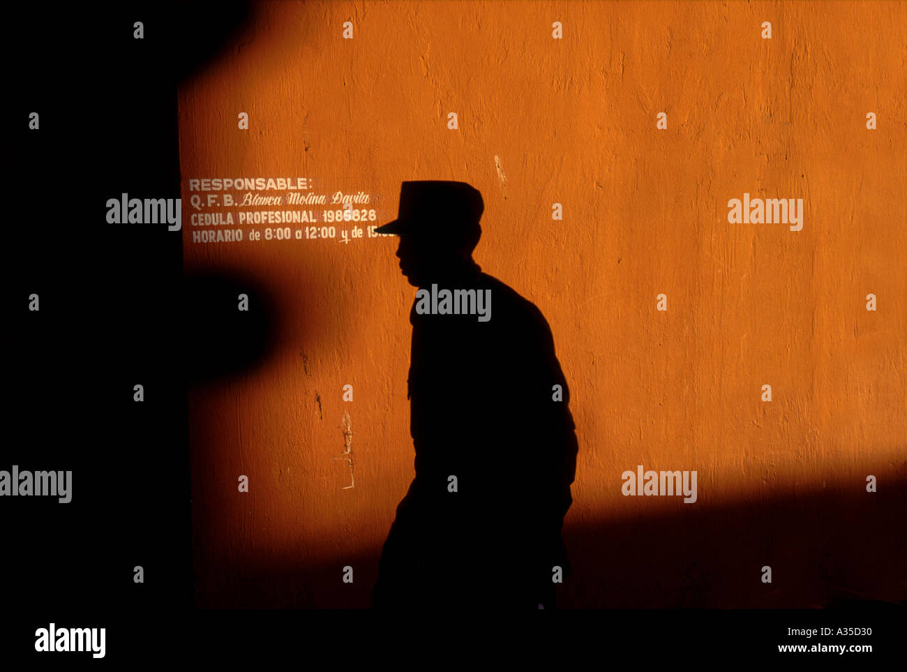 Silhouette di un soldato messicano S Cristobal de las Casas Messico Foto Stock