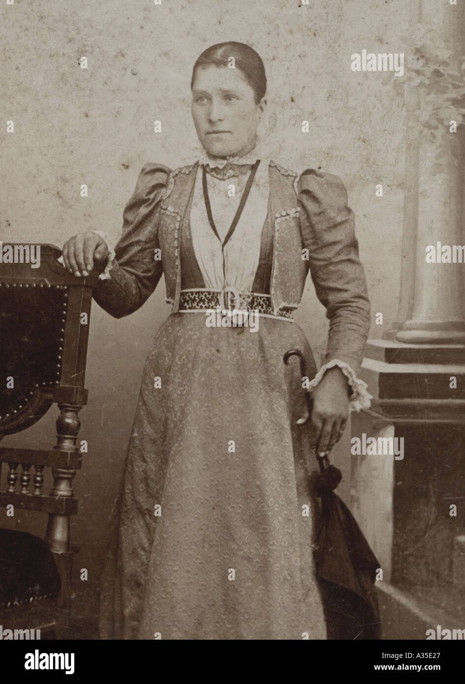 Ritratto storico di una donna nell'anno 1899 in piedi Foto Stock