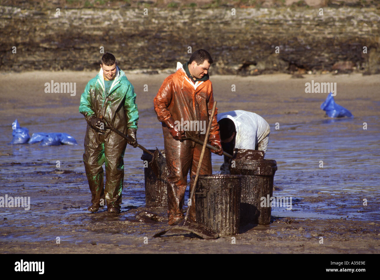 Bonifica del petrolio dalla spiaggia di West Angle Bay Pembrokeshire Wales Sea Empress Foto Stock