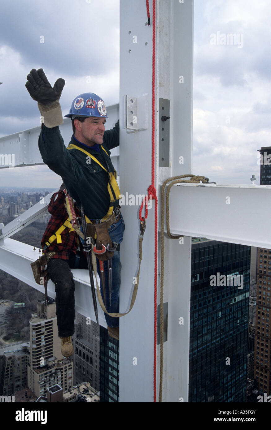 Lavoratore di ferro connettore, 675 piedi sopra la terra al nuovo Random House Building a 1745 Broadway a New York, segnali gruista. Foto Stock