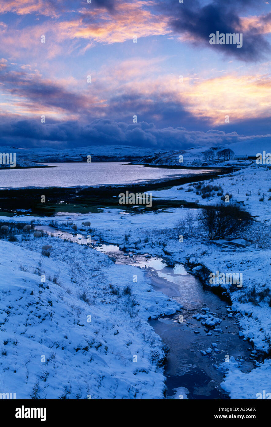 La neve sulla riva a Loch Beag Isola di Skye in Scozia UK Foto Stock