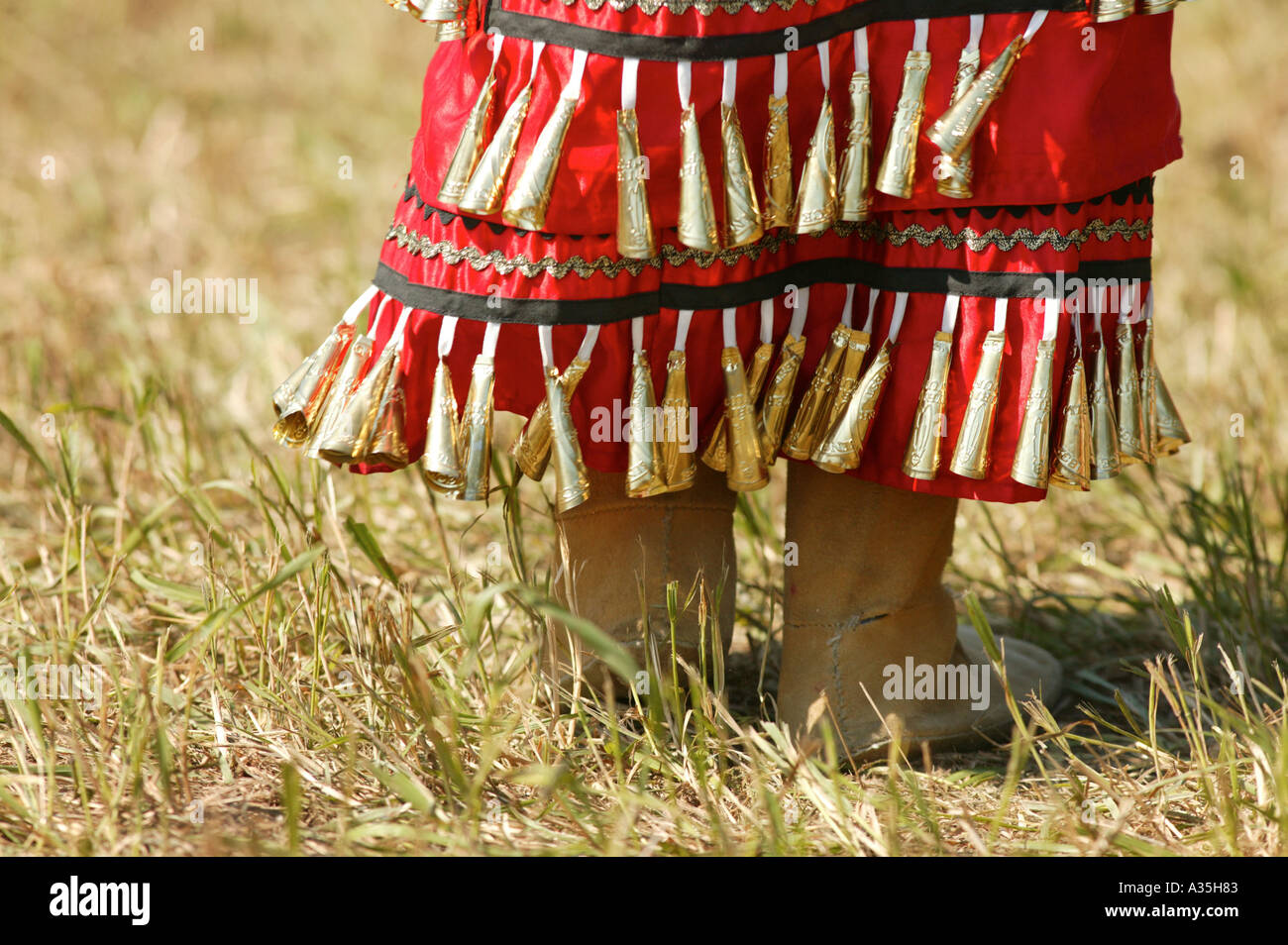 Piedi e fondo del mantello del costume di un nativo americano tribal dimostrazione di danza Foto Stock