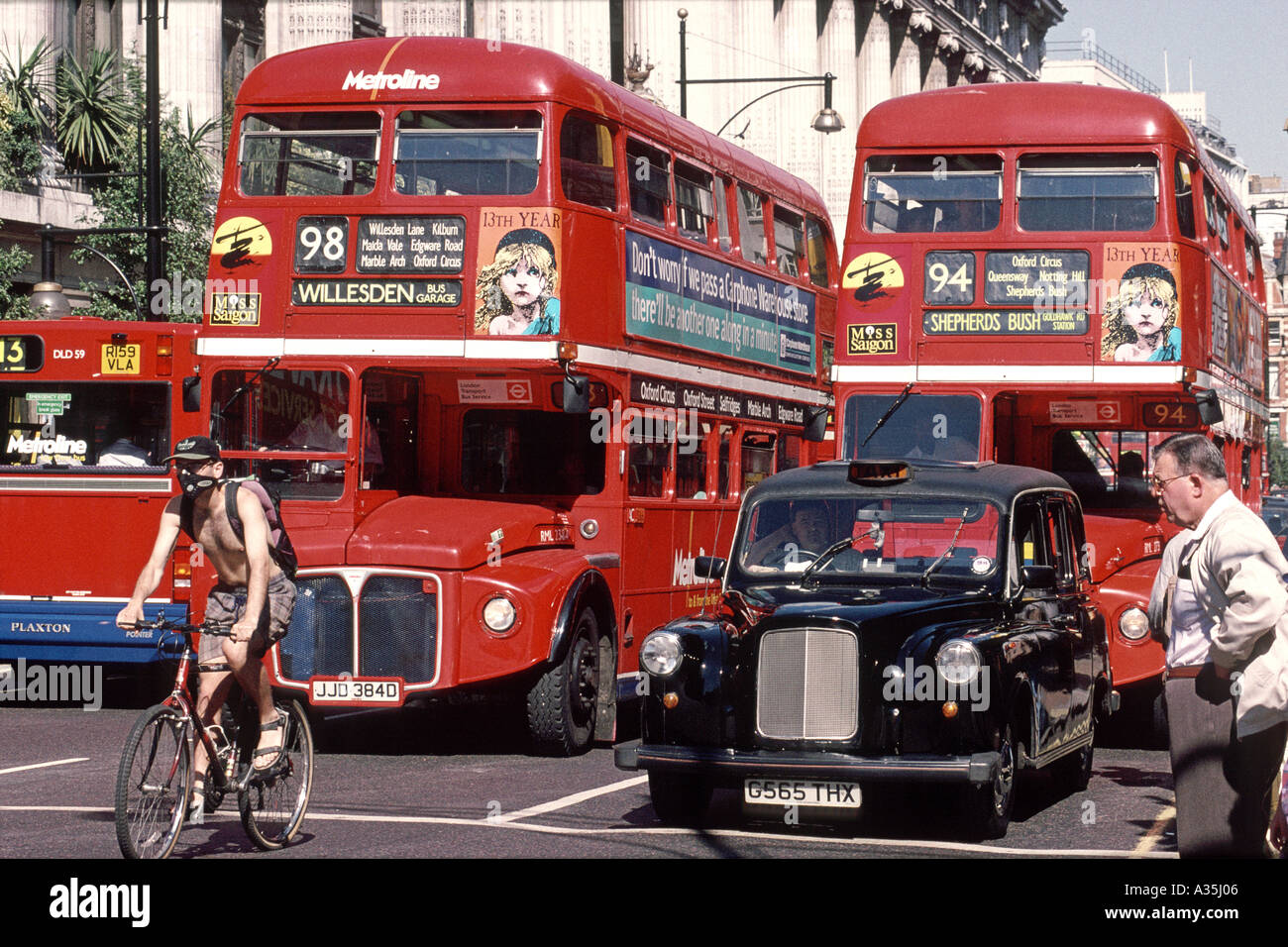 Traffico di Londra su Oxford street in estate. Foto Stock